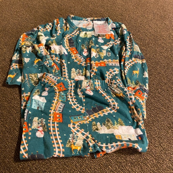 Posh Peanut Wyatt 🚂 🎄 pajamas 18/24 months - Picture 4 of 9
